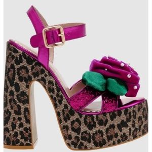 Betsy Johnson New strappy sandal shoes